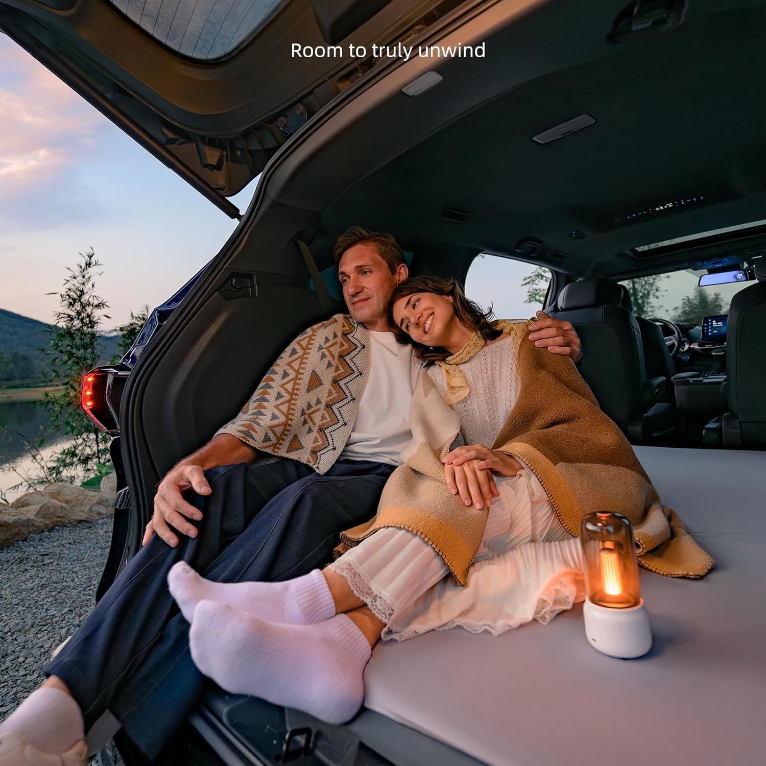 [Color] full-size inflatable car mattress with built-in pump, fitted for Toyota Sienna backseat — view 3